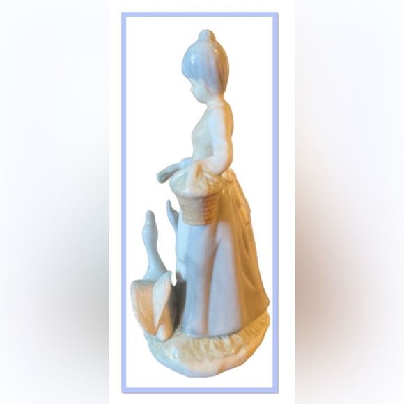 Fine Lady  Feeding Two Geese Porcelain Figurine - Picture 7 of 8
